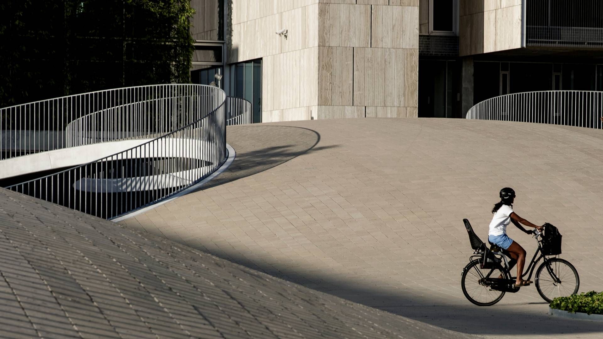 CN3 stod sammen med arkitektfirmaet Cobe bag modelleringen af Karen Blixens Plads ved Københavns Universitets Syd Campus. Pladsen har flere end 2.000 cykelparkeingspladser, hvoraf en del er under tre cykelbakker | Foto: Mads Nissen