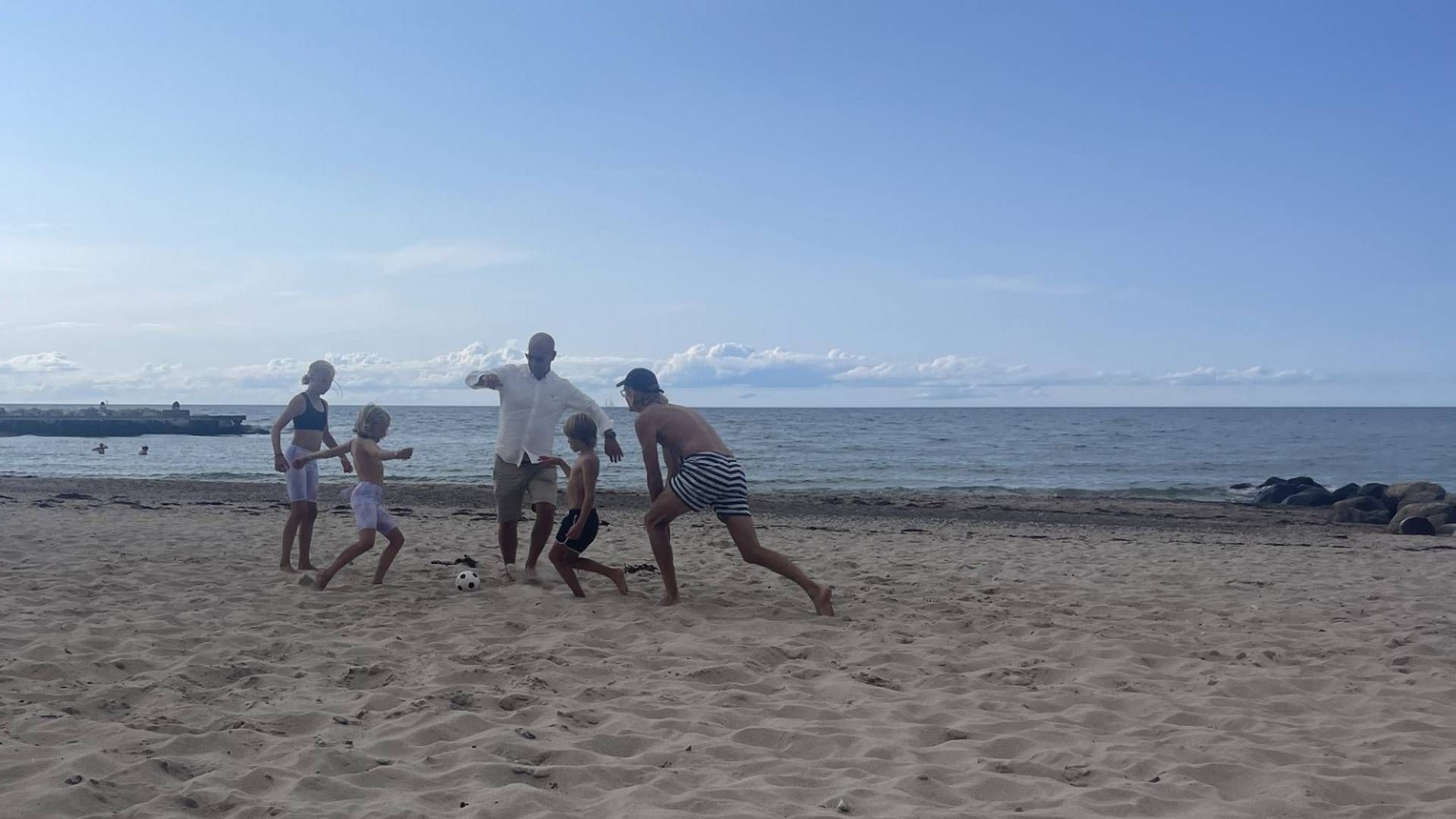 «DEJLIG Å VÆRE NORSK»: Her er Tom André Svenning-Gultvedt i ferd med å sparke en fotball, sammen med sine to døtre til venstre. Til høyre for Svenning-Gultvedt er sønnen hans og en venn. Bildet er tatt på stranden i Tisvildeleje (Helenekilde) i Danmark. | Foto: Privat