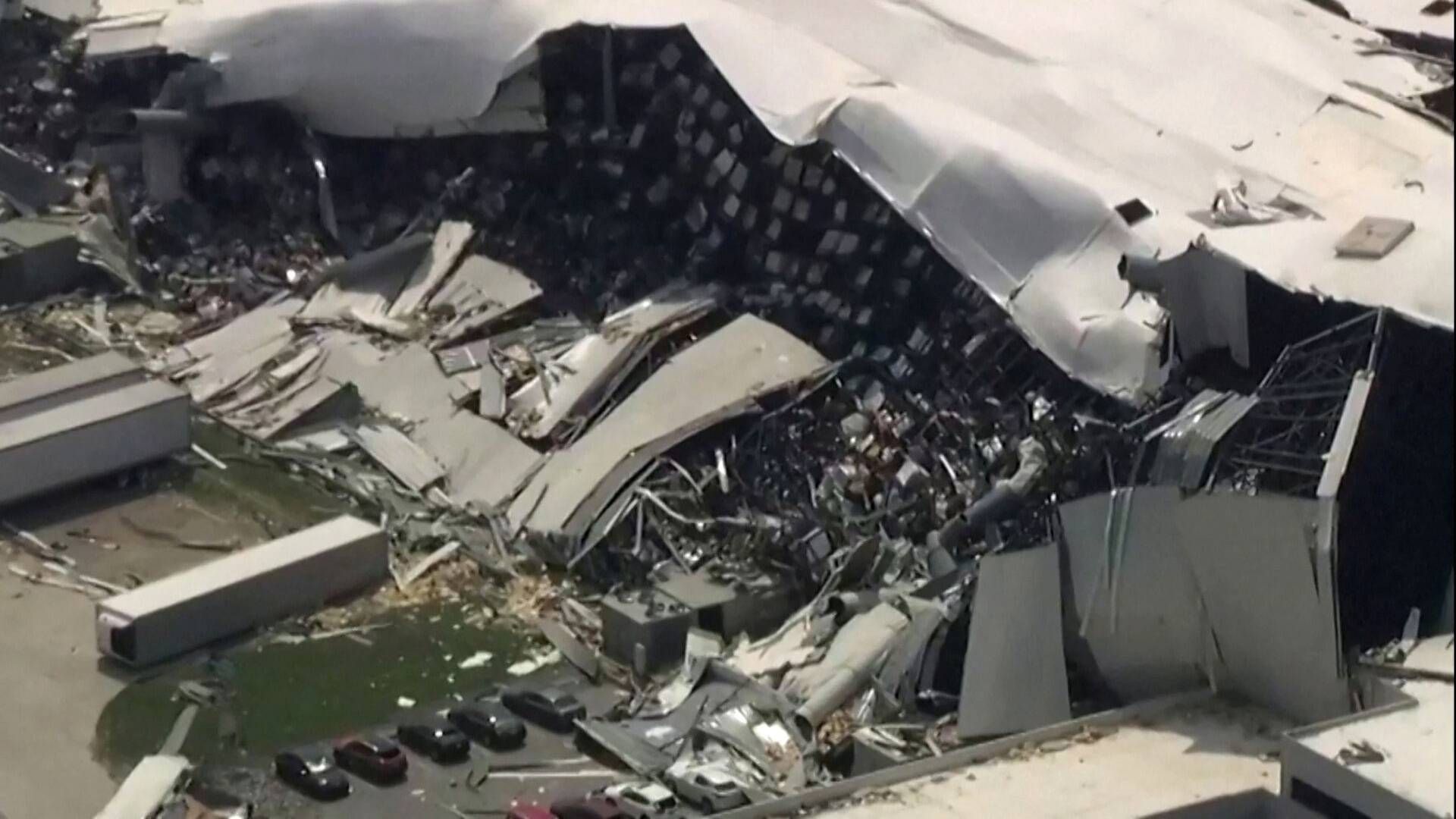 Især tagkonstruktionen lader til at have taget alvorlig skade efter en tornado i Rocky Mount i USA har ramt et af Pfizers lagre. | Foto: Abc Affiliate Wtvd/Reuters/Ritzau Scanpix