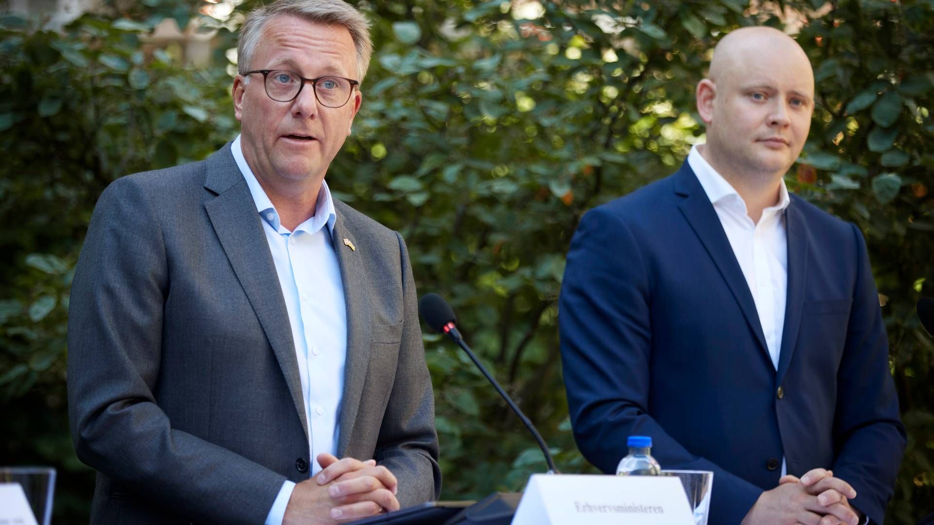 Erhvervsminister Morten Bødskov (S) (t.v.) kalder det "helt afgørende for vores erhvervsliv," at de danske erhvervsdrivende og forbrugerne også i fremtiden kan bruge Dankortet. | Foto: Jens Dresling