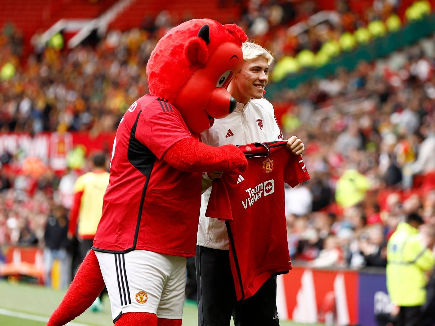 Den danske landsholdsangriber Rasmus Højlund blev præsenteret foran Manchester Uniteds hjemmepublikum på Old Trafford lørdag 5. august 2023. | Foto: Jason Cairnduff/Reuters/Ritzau Scanpix