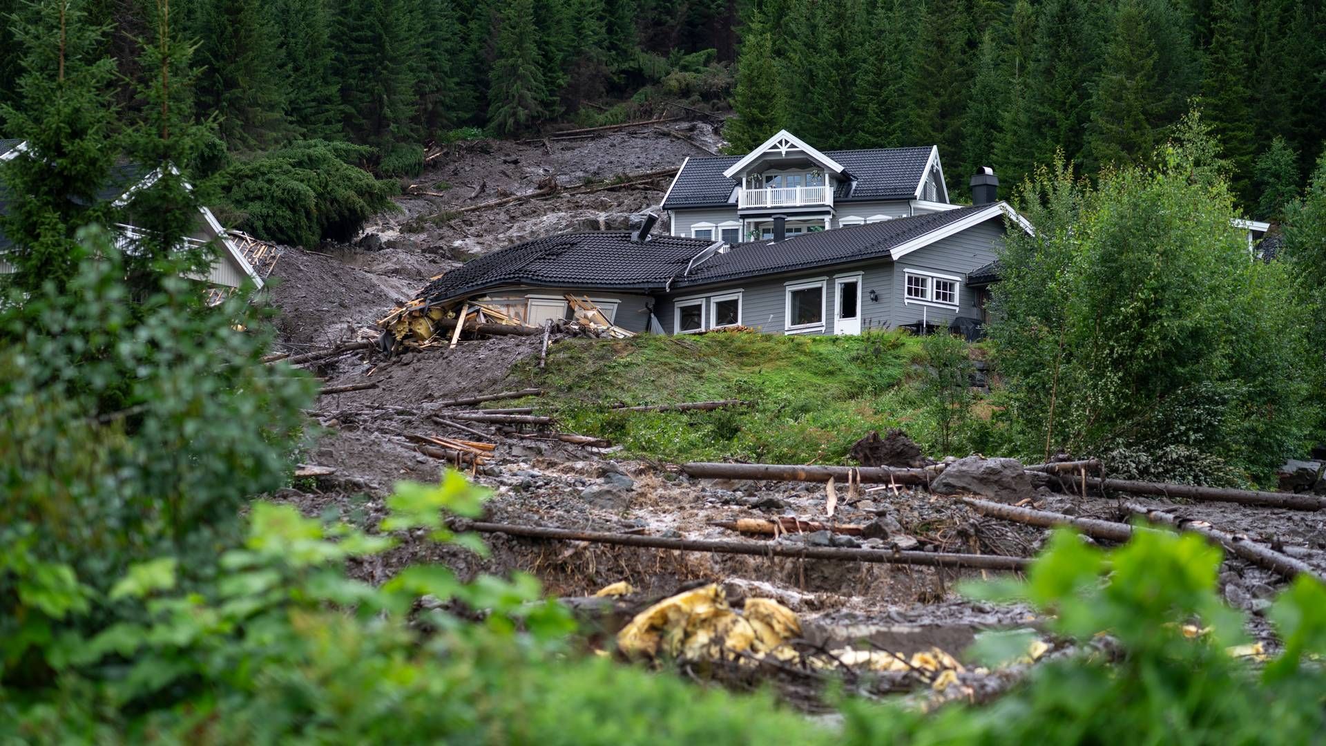 Flere hus er tatt av et skred som har gått gjennom et boligområde i Bagn i Valdres. Ekremværet Hans har ført til flere skred og stor vannføring i elver og vassdrag. | Foto: Cornelius Poppe / NTB