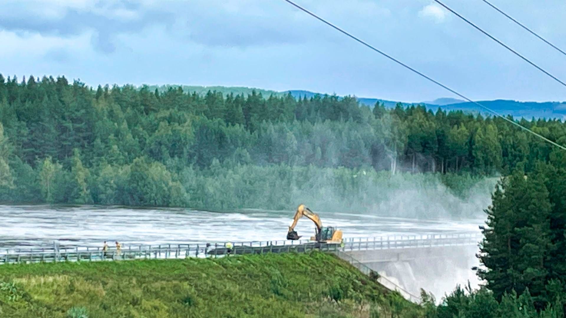 Vandmængder truer kraftværket Braskereidfoss. | Foto: Bard Langvandslien