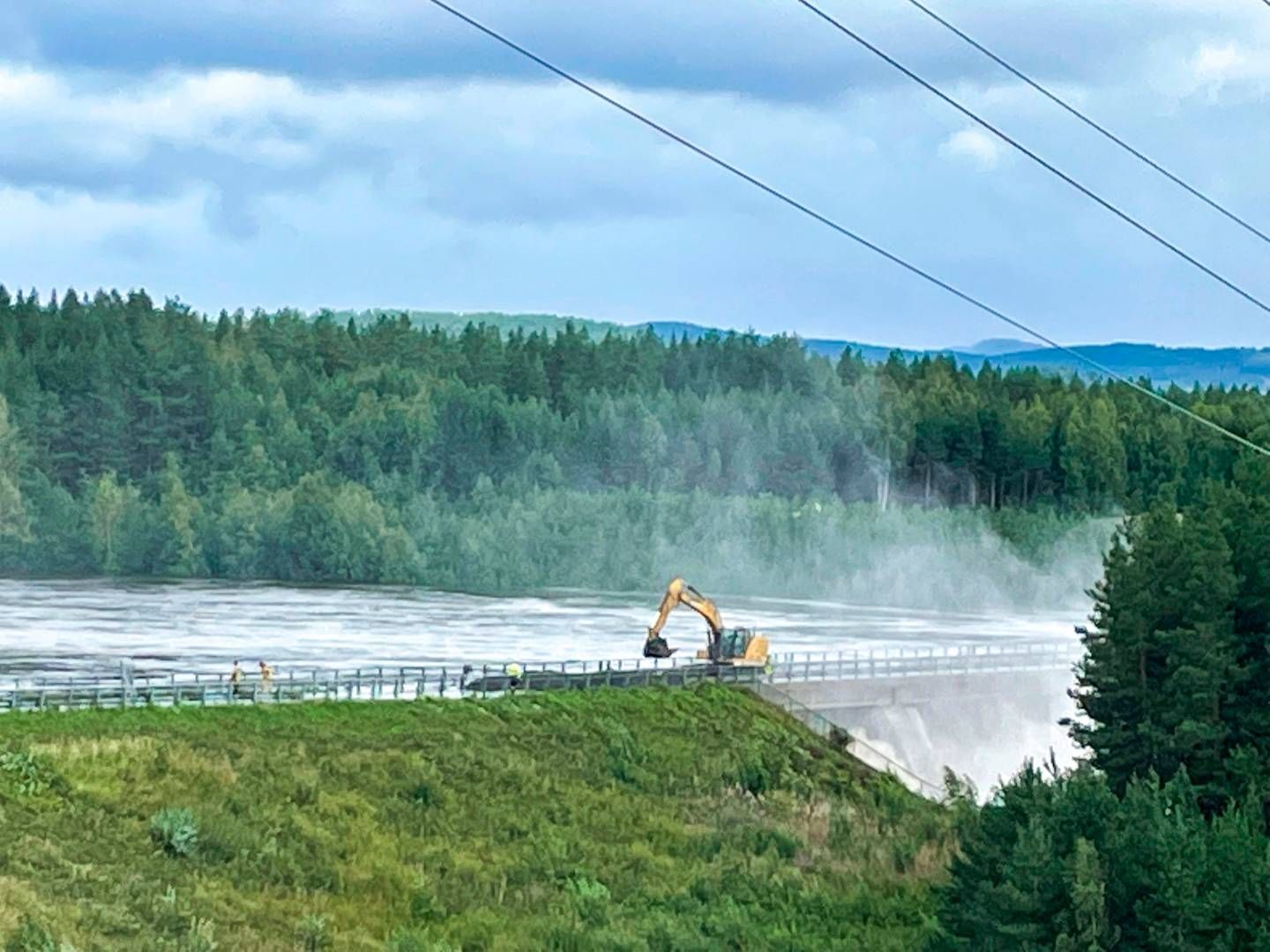 Vandmængder truer kraftværket Braskereidfoss. | Foto: Bard Langvandslien
