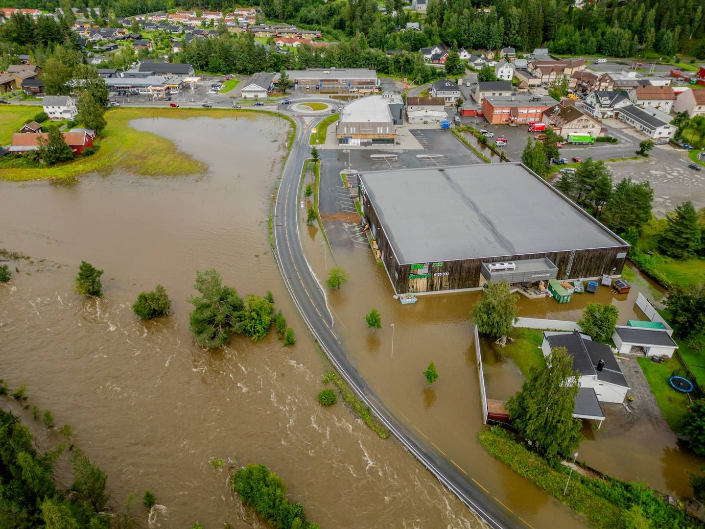 STORE ØDELEGGELSER: Deler av Dokka sentrum er oversvømt av vann etter at Dokkaelva har gått over sine bredder. | Foto: Stian Lysberg Solum / NTB