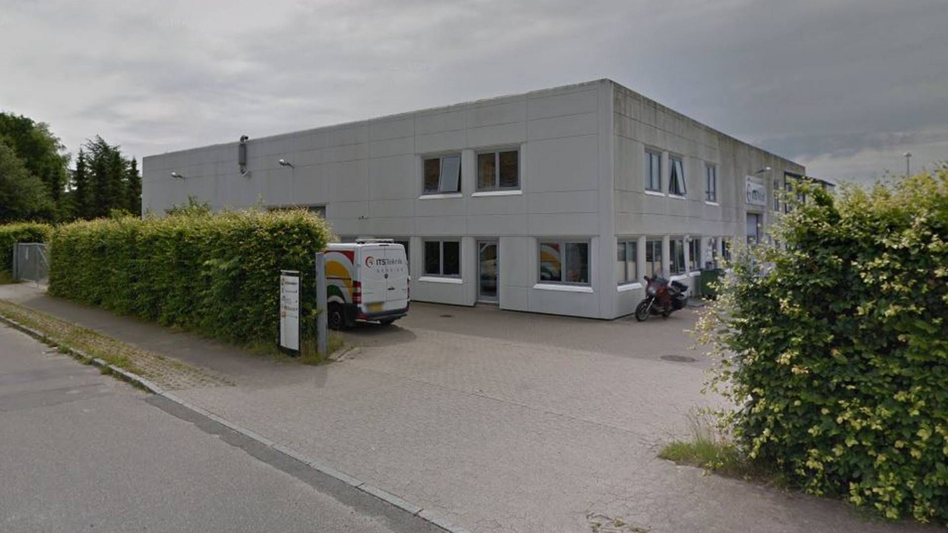Et af få tilbageværende aktiver i Real Estate Danmark-koncernen er denne erhvervsejendom på Københavnsvej i Roskilde, som den tidligere ledelse købte for 10,6 mio. kr. i marts sidste år. Ved årsskiftet var den bogført knap 4 mio. kr. dyrere. | Foto: Google Street View