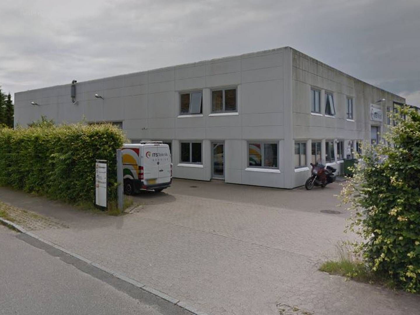 Et af få tilbageværende aktiver i Real Estate Danmark-koncernen er denne erhvervsejendom på Københavnsvej i Roskilde, som den tidligere ledelse købte for 10,6 mio. kr. i marts sidste år. Ved årsskiftet var den bogført knap 4 mio. kr. dyrere. | Foto: Google Street View