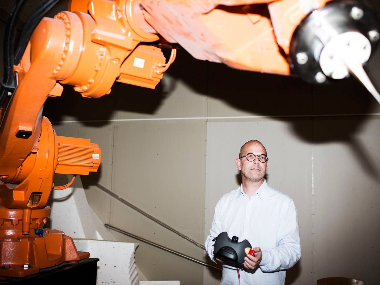 Operatører og industrirobotter som denne fra ABB skal blive bedre til at tilpasse sig hinanden gennem kommunikation. Det er målet med et forskningsprojekt fra SDU. | Foto: Katrine Marie Kragh/Jyllands-Posten/Ritzau Scanpix