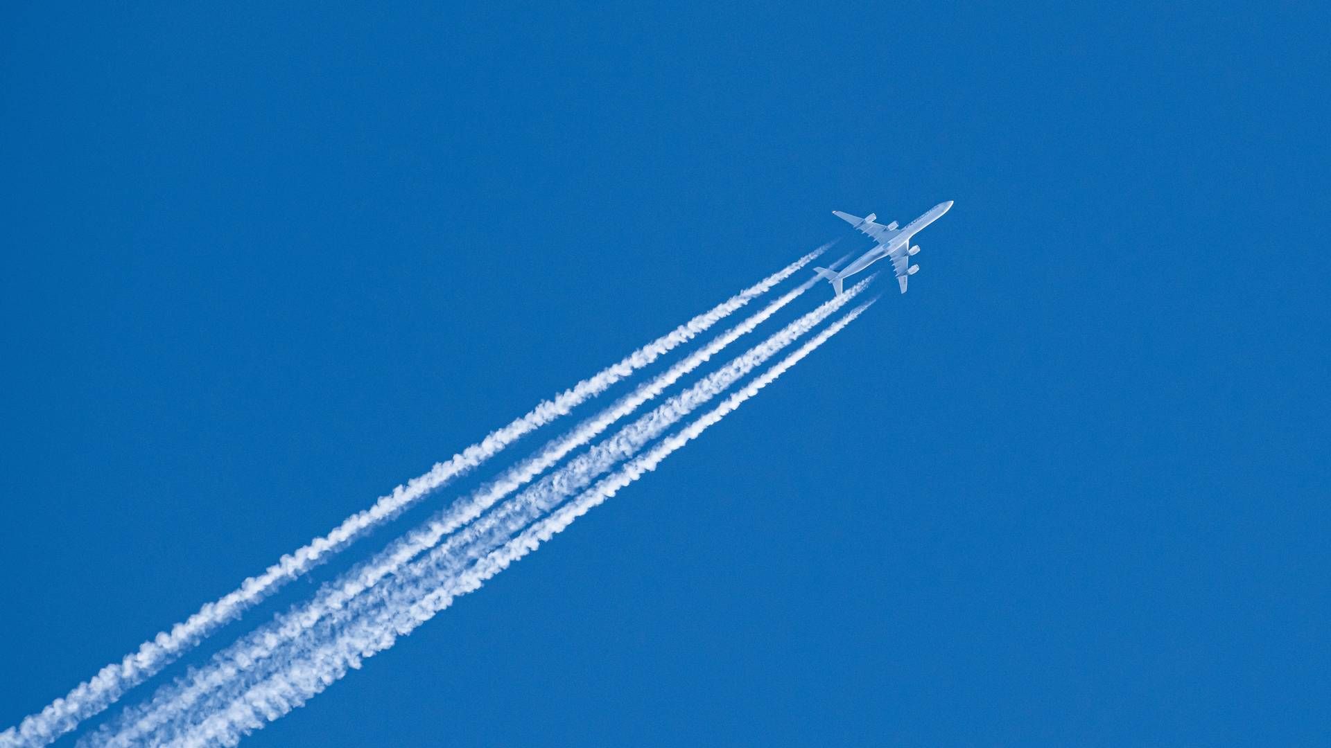 Op til 54 pct. af kondensstriberne fra fly kan ifølge et forsøg reduceres ved at flyve lavere. | Foto: Silas Stein/AP/Ritzau Scanpix