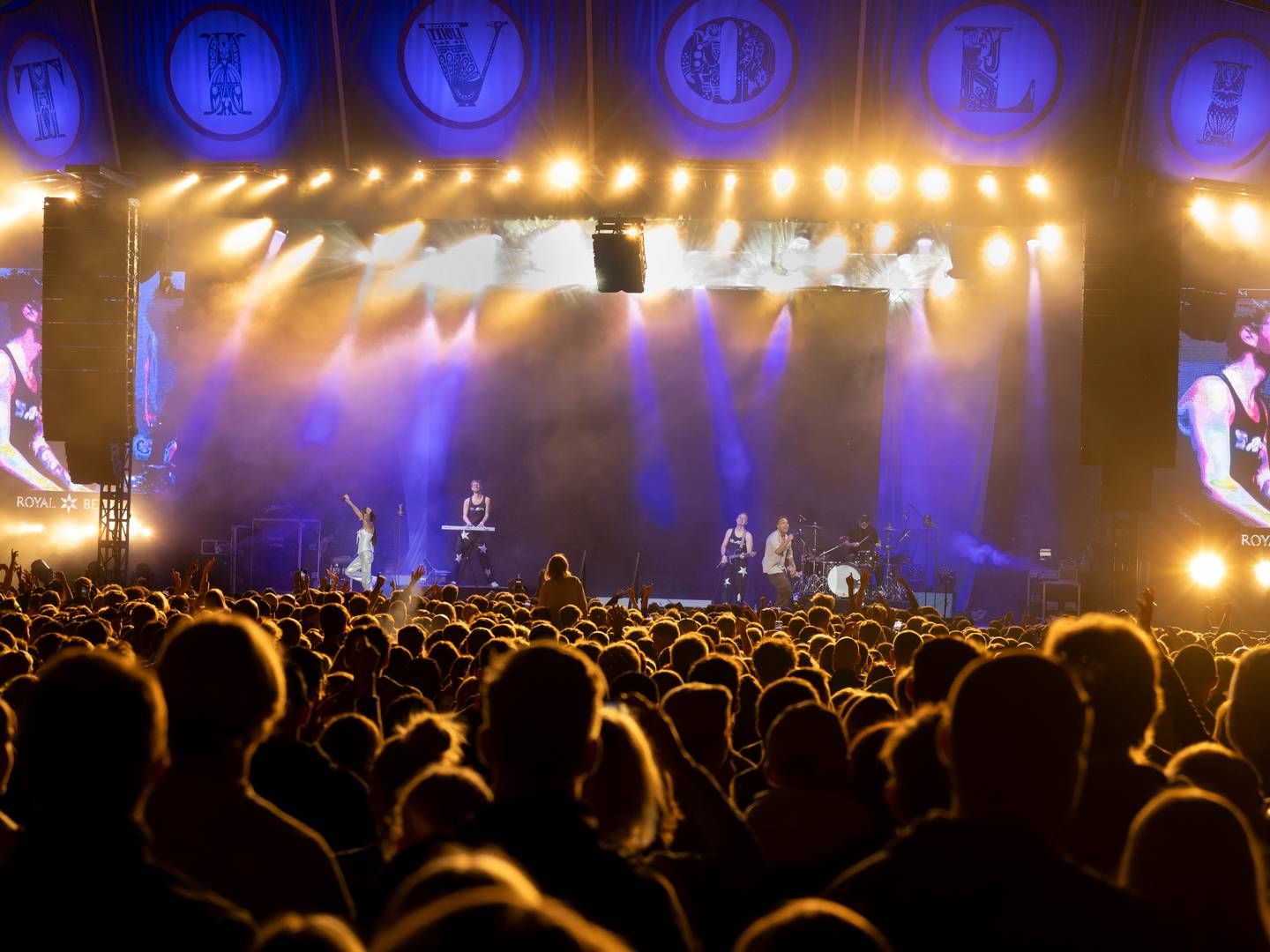 Gæsternes forbrug på mad og drikke i Tivoli har været med til at løfte resultaterne i andet kvartal. Her er det en koncert med svenske Svea. | Foto: Torben Christensen/Ritzau Scanpix