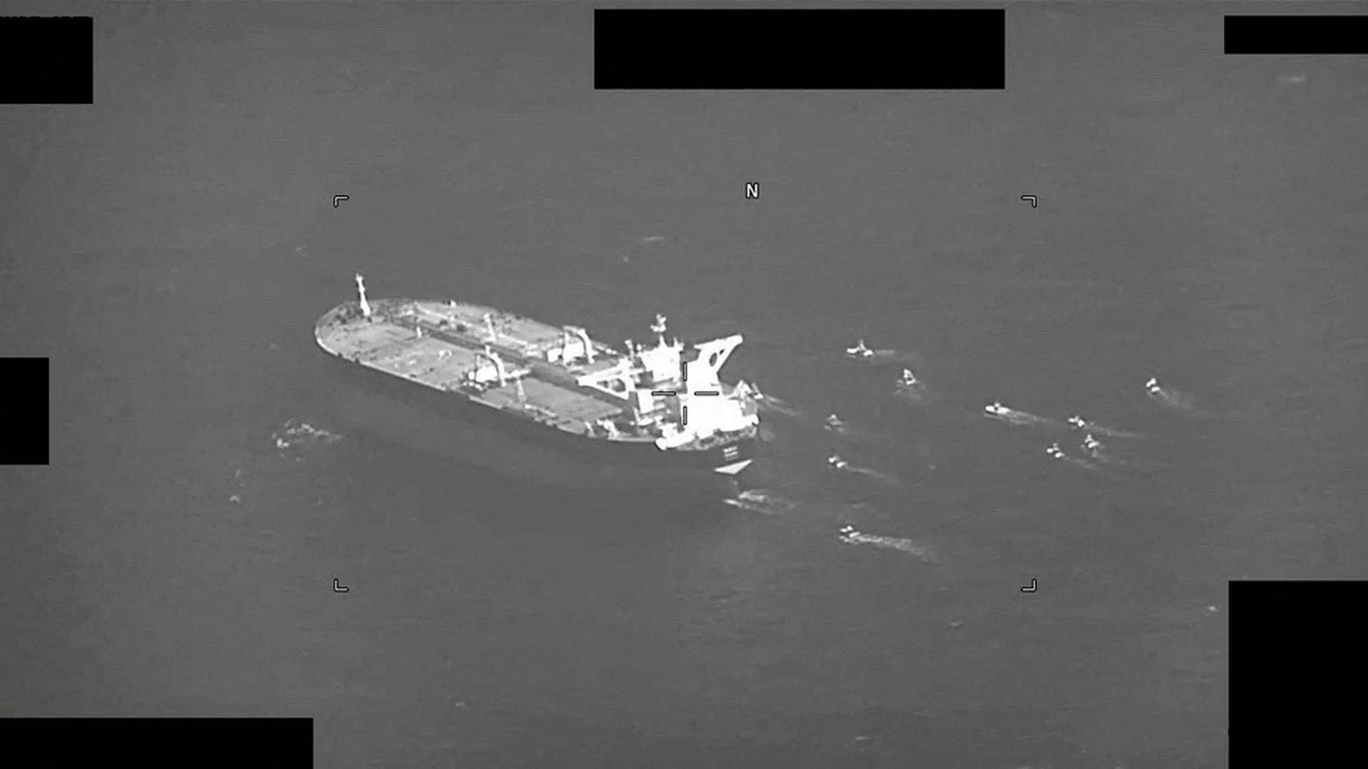 Archival picture of a tanker in Iranian waters being swarmed by crafts from Iran's Islamic Revolutionary Guard in the Strat of Hormuz. May 3, 2023. | Photo: U.s.naval Forces Central Command/Reuters/Ritzau Scanpix