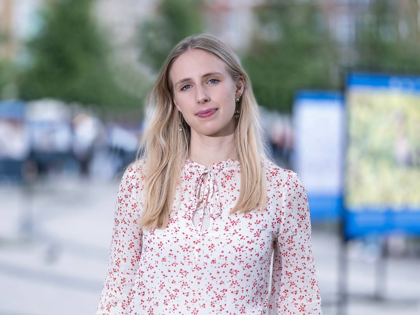 Kirstine Kundby-Nielsen, der netop er blevet uddannet økonom, laver analyser af pundet og schweizerfrancen i Danske Bank. | Foto: Pr / Danske Bank