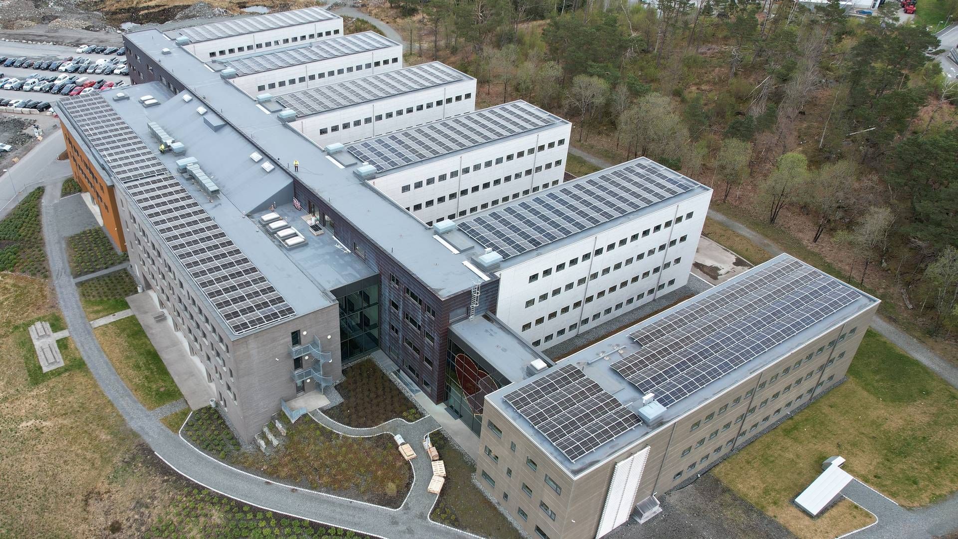 SOLCELLER: Kontorbygget skal driftes på egen solenergi. | Foto: Kokstad