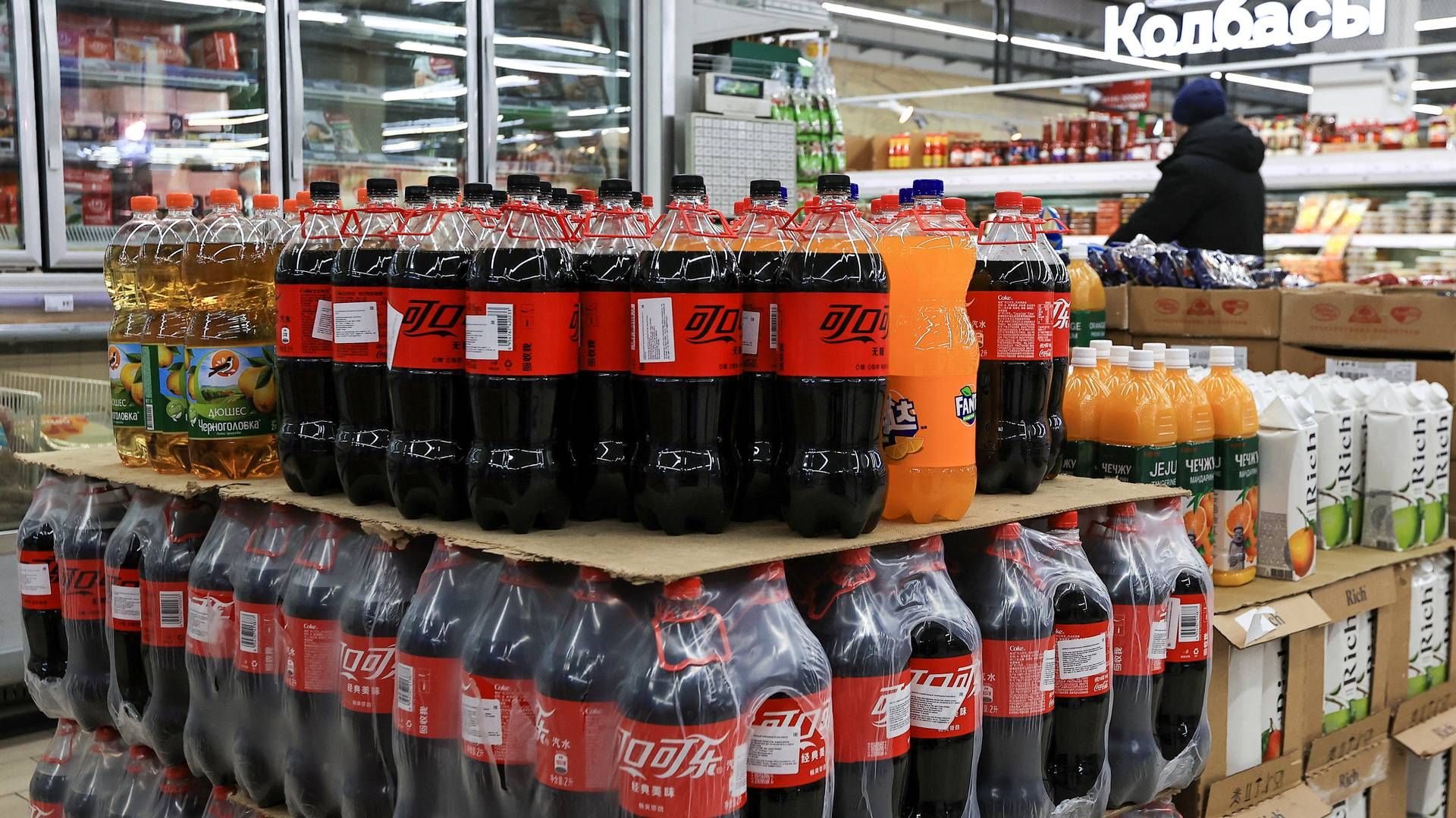 Russerne mærker i stigende grad prispres på alle varer. Her er det importeret cola fra Kina i et supermarked i Vladivostok tidligere på året. | Foto: Tatiana Meel/Reuters/Ritzau Scanpix