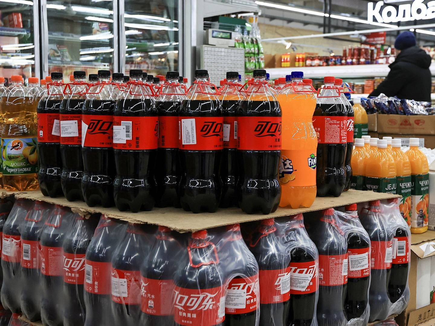 Russerne mærker i stigende grad prispres på alle varer. Her er det importeret cola fra Kina i et supermarked i Vladivostok tidligere på året. | Foto: Tatiana Meel/Reuters/Ritzau Scanpix