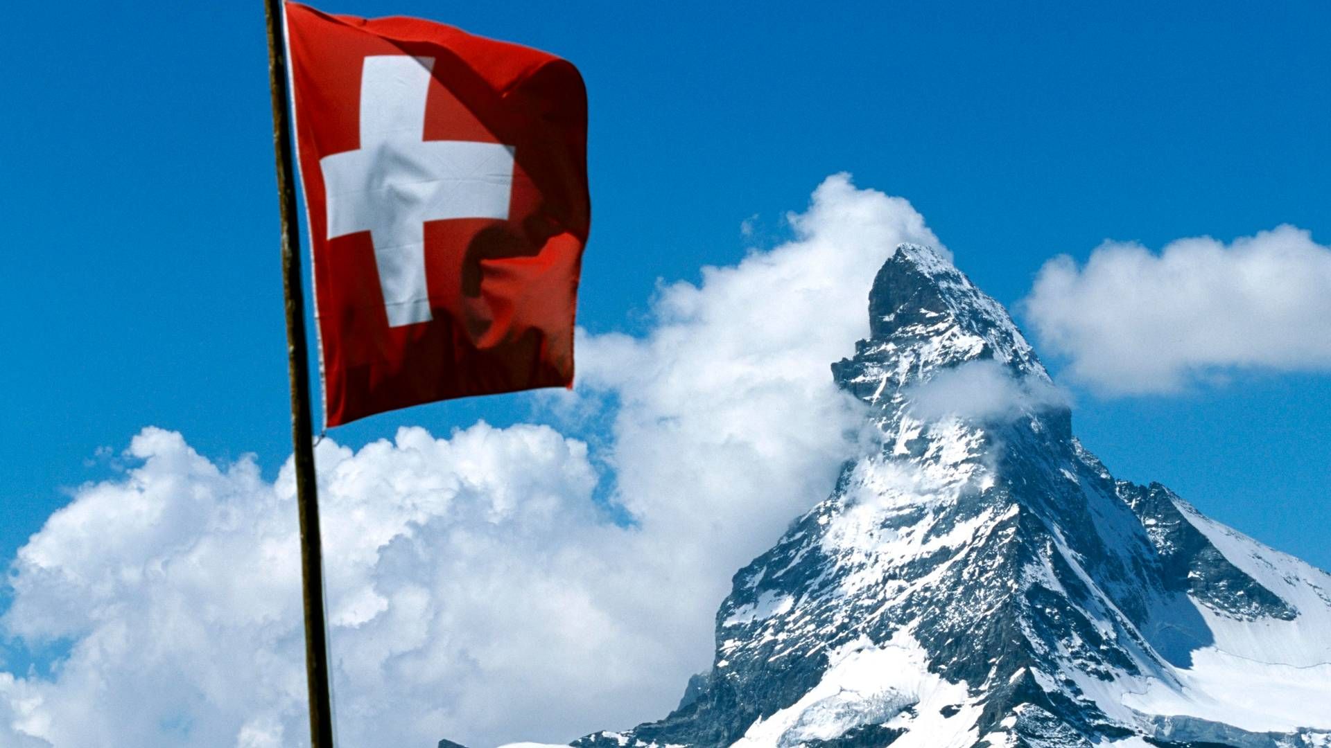 Schweizer Flagge vor dem Matterhorn. | Foto: picture alliance / imageBROKER | Norbert Eisele-Hein