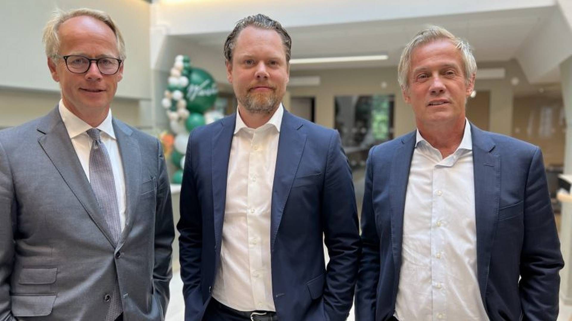 I TOLDBODEN: Morten Goller (t.h.), Jon Martin Atkinson og Inge Ekker Bartnes gleder seg over nye lokaler. | Foto: Wiersholm