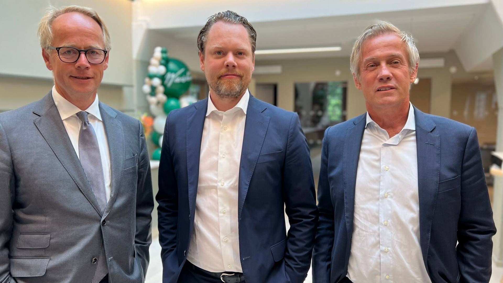 I TOLDBODEN: Morten Goller (t.h.), Jon Martin Atkinson og Inge Ekker Bartnes gleder seg over nye lokaler. | Foto: Wiersholm