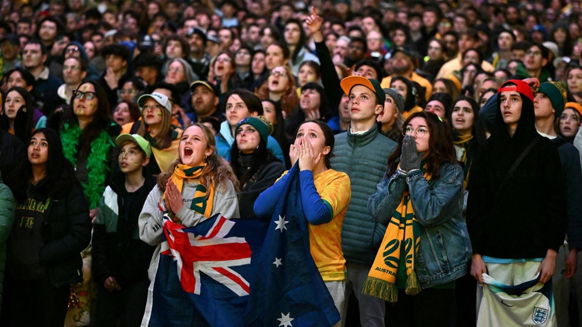 Federation Square i storbyen Melbourne var onsdag aften tætpakket, da Australien mødte England i VM-semifinalen onsdag. | Foto: Aap Aap/Reuters