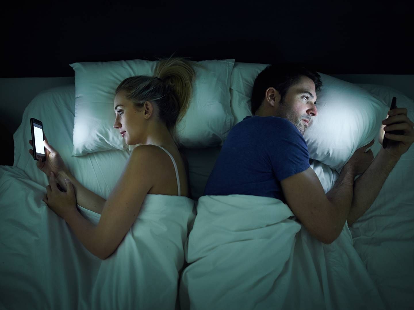 Psykologer ved Halisdemir Universitet har fundet beviser for at ægtepar, der hele tiden tjekker deres mobil, har lavere ægteskabstilfredshed end par, der ikke gør det. | Foto: Getty Images