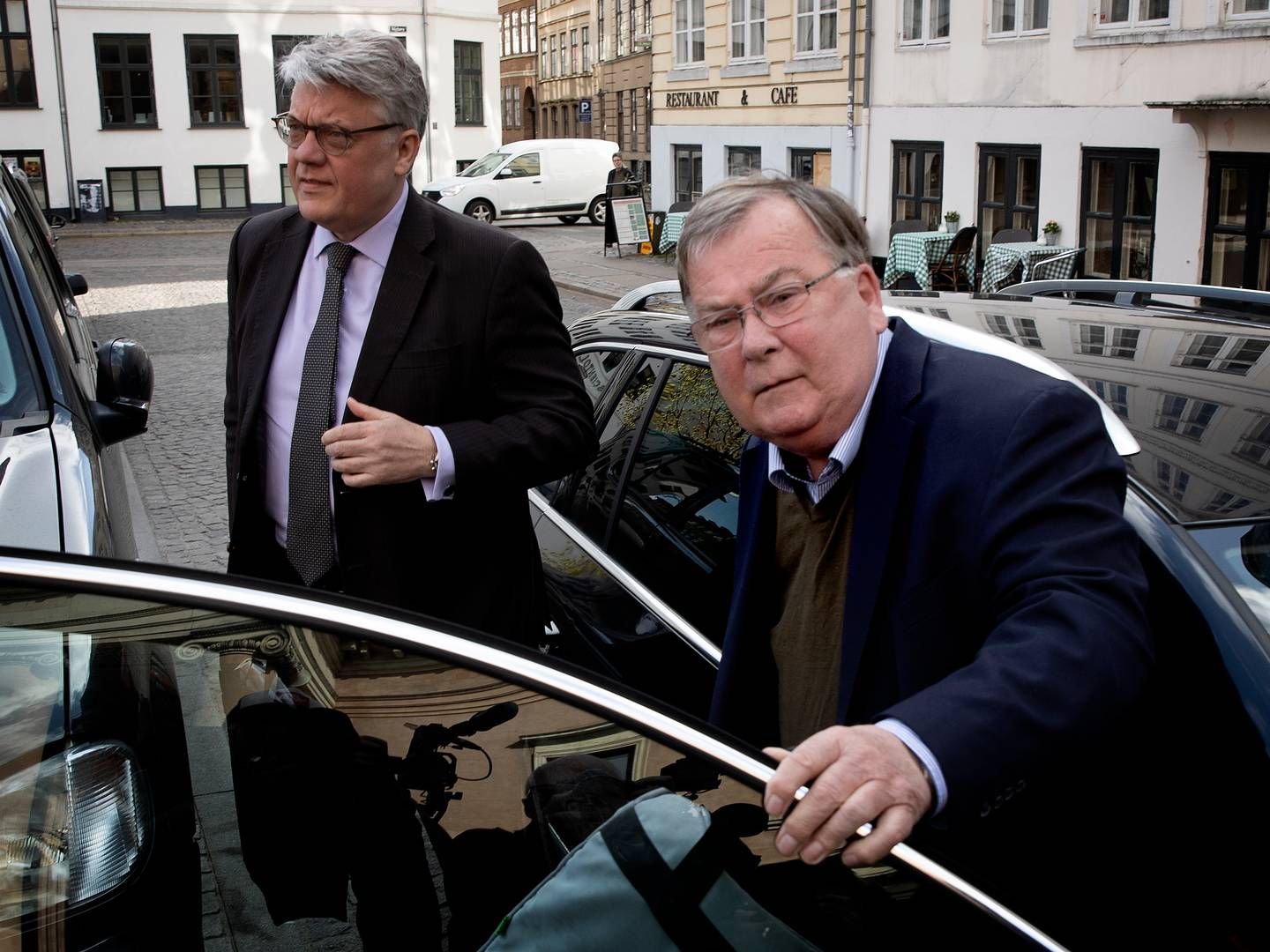 Claus Hjort Frederiksen sammen med sin advokat René Offersen (tv.) uden for Københavns Byret tidligere i år. | Foto: Finn Frandsen
