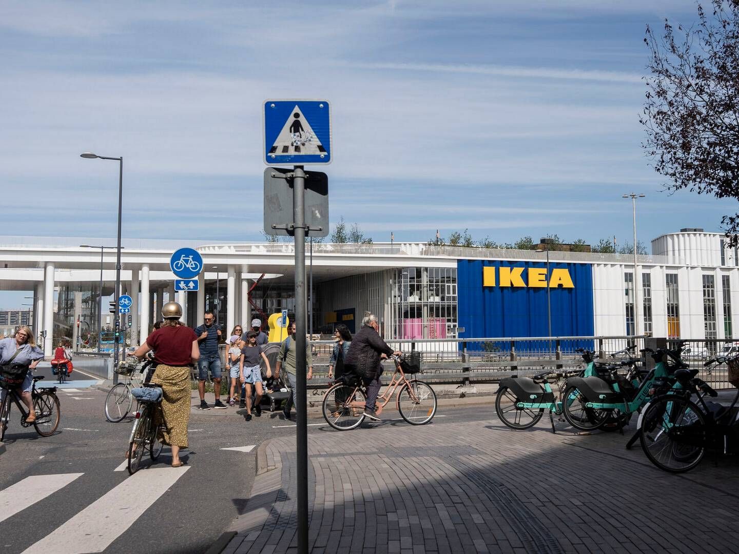 Ikea slog onsdag dørene op i midten af København. Milliardinvesteringen er en del af en større tendens, siger fagfolk.