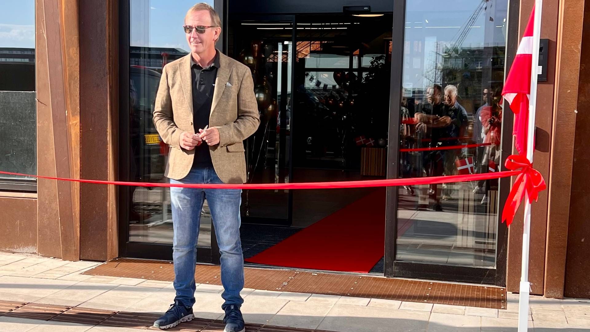 Direktør i Trifork, Jørn Larsen, klipper snoren ved åbningen af Triforks nye hovedkontor i København. | Foto: trifork.com