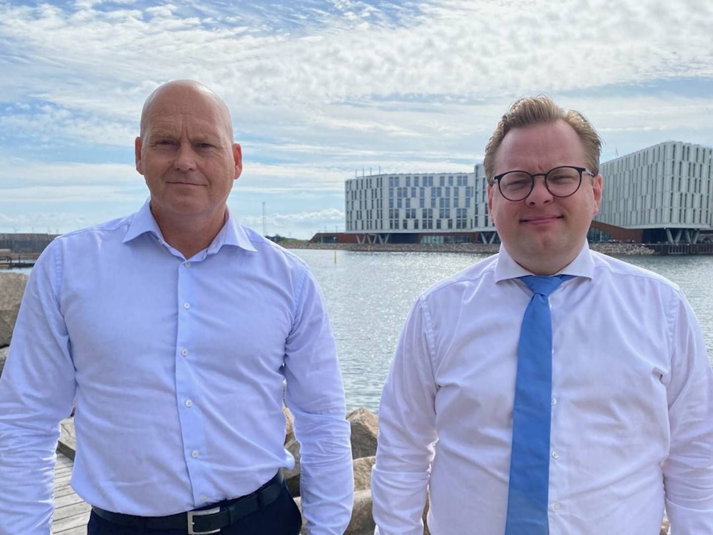 Henning Romme-Mølby (tv.) og Nicolaj Norling Pedersen får "en masse god flyversnak" på kontoret. | Foto: Donatzky & Partnere / Pr