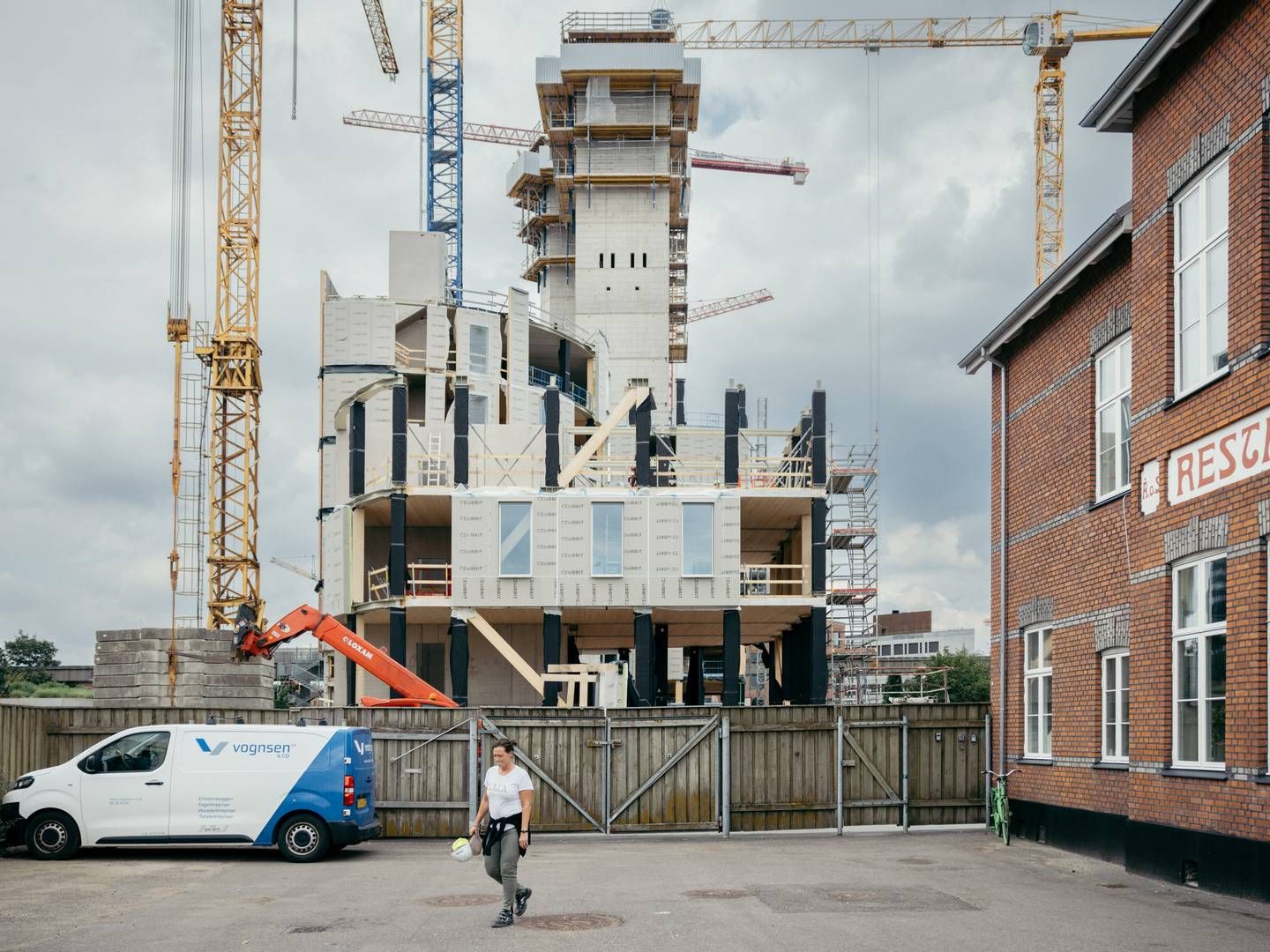 Højhusbyggeriet Træ rejser sig i Sydhavnen i Aarhus. I forgrunden Stine Hindby fra udvikleren Kilden & Hindby. | Foto: Martin Thomas Ford