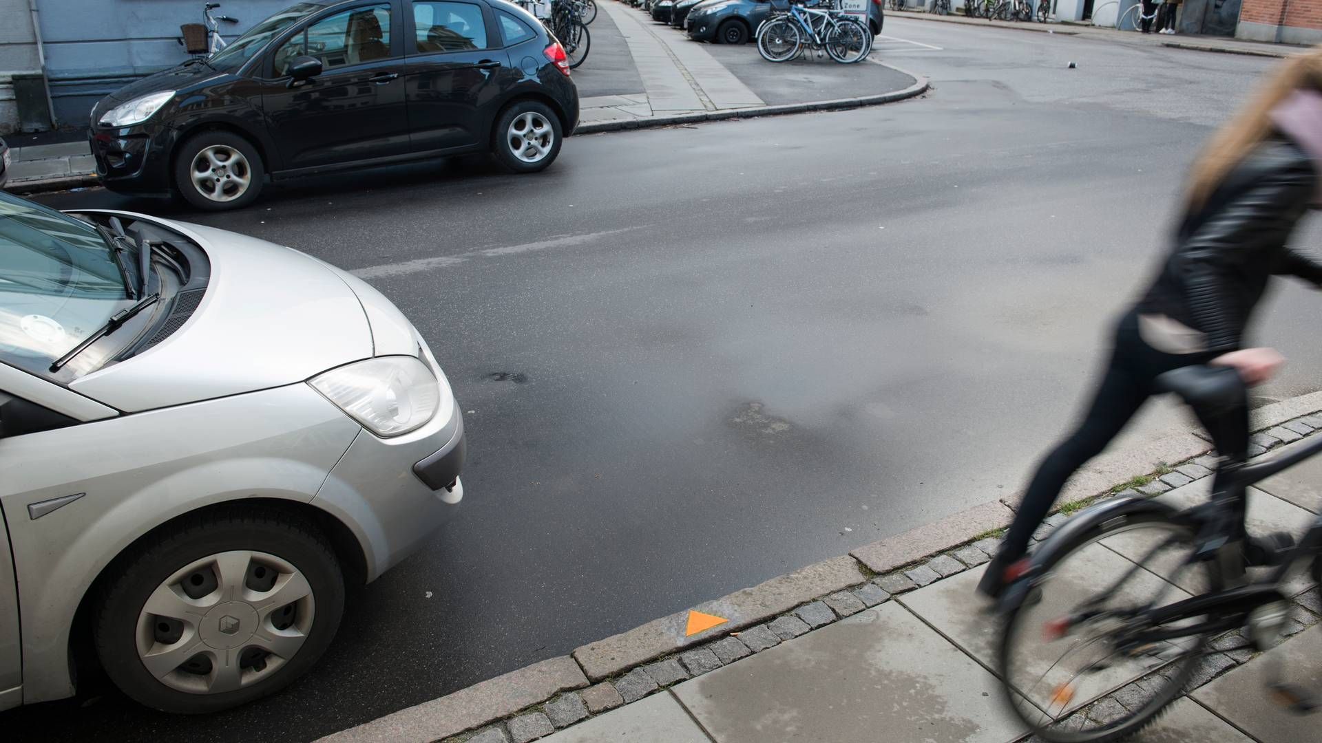 Færre p-pladser, beboerparkering kun til elbiler og hop i prisen for parkering er blandt de midler, et byrådsflertal i Aarhus vil tage i brug for at mindske privatbilismen. | Foto: Kenneth Lysbjerg Koustrup/Jyllands-Posten/Ritzau Scanpix