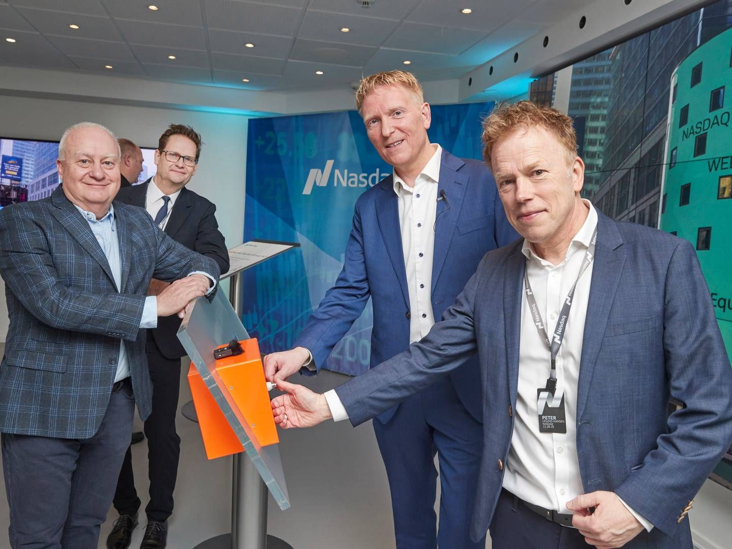 Thomas Kaas Selsø (t.v.) trykker på knappen sammen med Peter Legind-Hansen fra Nasdaq Copenhagen i forbindelse med selskabets børsnotering i marts 2023. | Foto: Birger Storm / Pharma Equity Group / Pr