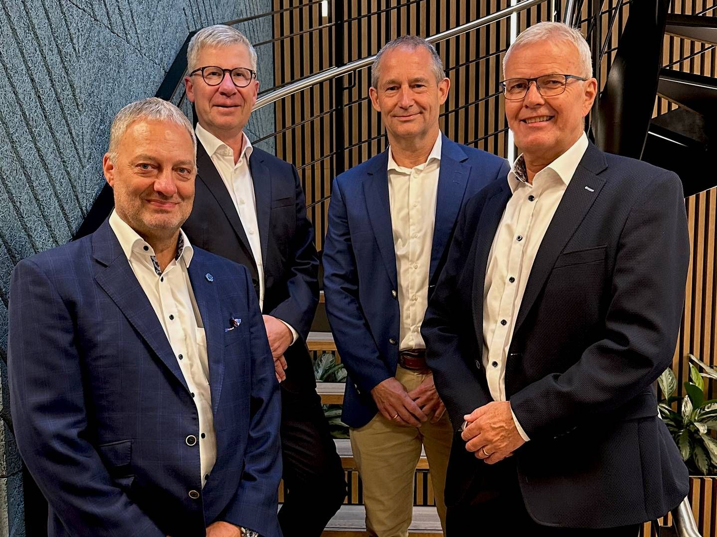 Fire mænd står bag sparekassebryllup. Fra venstre er det Lars Christensen, adm. direktør i Broager Sparekasse, Max Hovedskov, adm. direktør i Frøs Sparekasse, Erik Johannsen, formand for Broager Sparekasse, og Jørgen Kring Jensen, formand for Frøs Sparekasse. | Foto: Frøs Sparekasse/pr