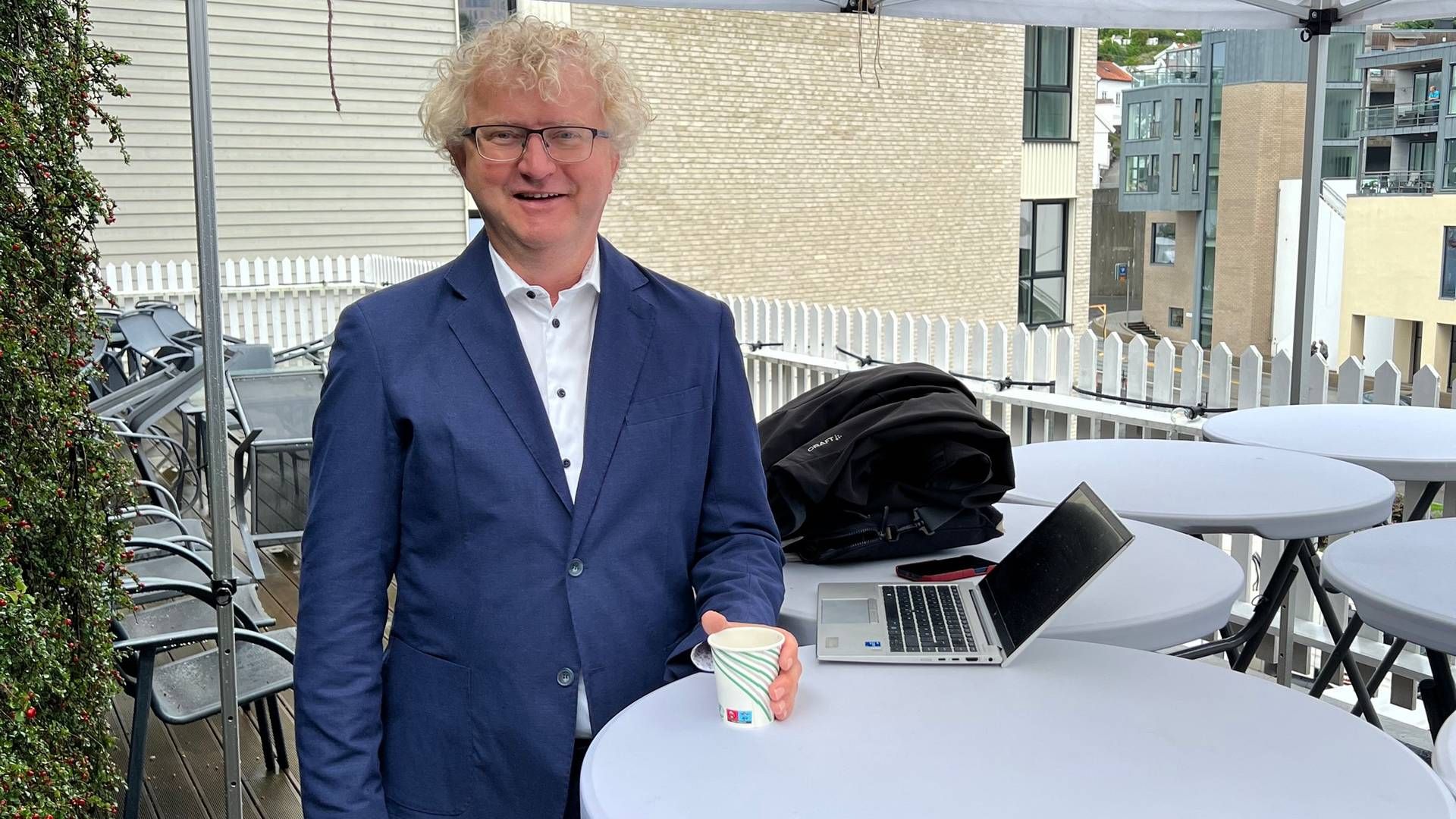 ARENDAL: Jan Ludvig Andreassen tok en prat med EiendomsWatch under Boligdagen på Arendalsuka. Han mener nye sentrale bygg midt i byen, som krever lite oppussing, og fra noen som er tvunget til å selge, neppe er noen dårlig investering. | Foto: Johannes Enli Kalleberg