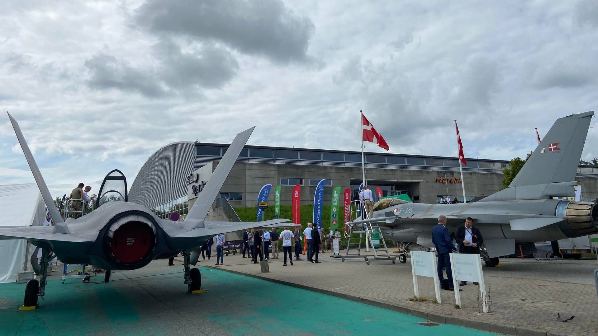 To F16-fly står ved hovedindgangen til Nordeuropas største forsvarsmesse, som i år har over 5000 deltagere samt 450 udstillere. | Foto: Frederik Therkildsen