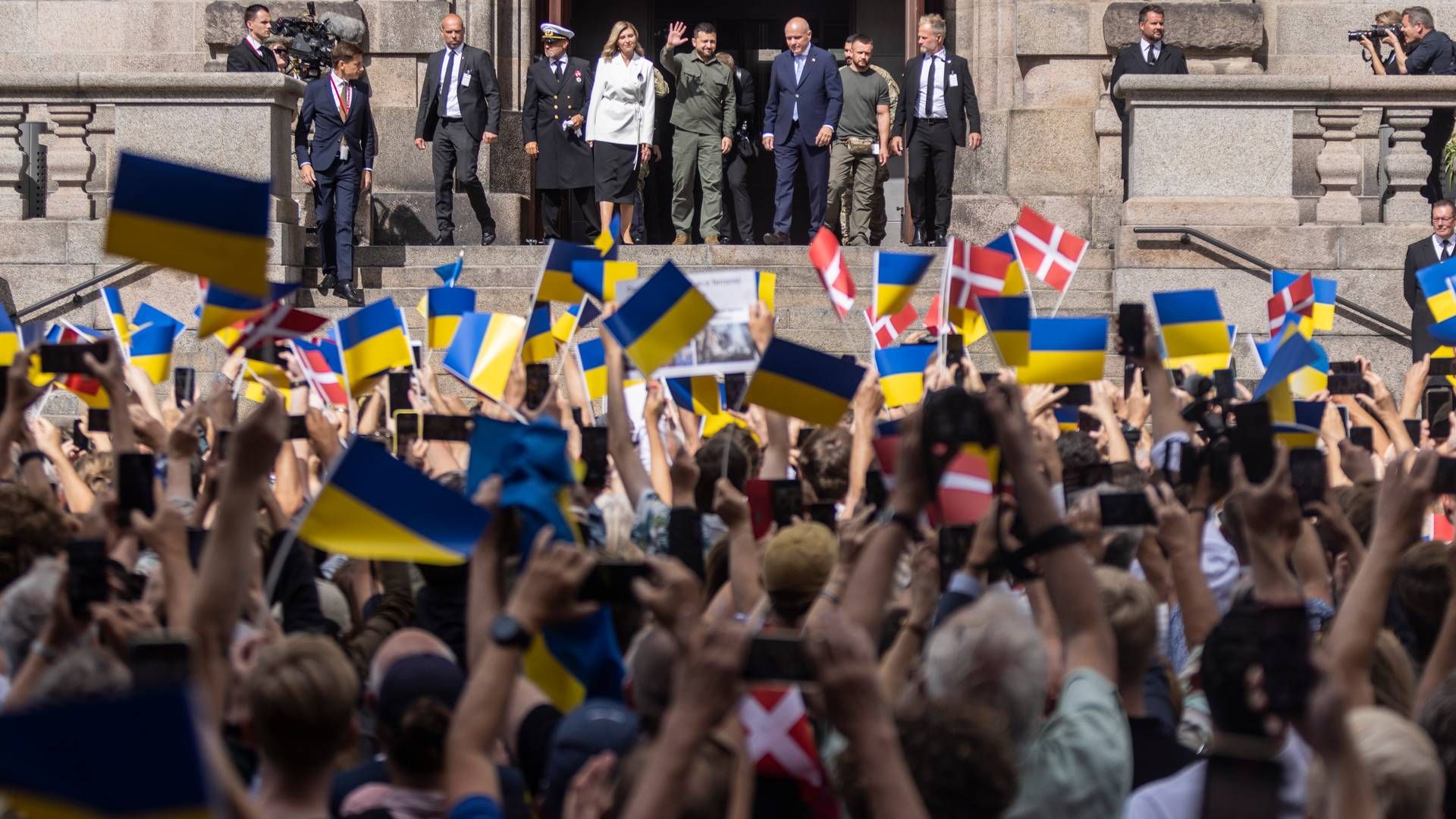Danske og ukrainske flag vajede i vinden på den solrige mandag formiddag, hvor Zelenskyj blev hyldet på trappen til Folketinget.