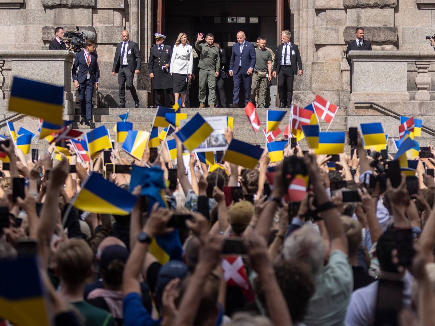 Danske og ukrainske flag vajede i vinden på den solrige mandag formiddag, hvor Zelenskyj blev hyldet på trappen til Folketinget.