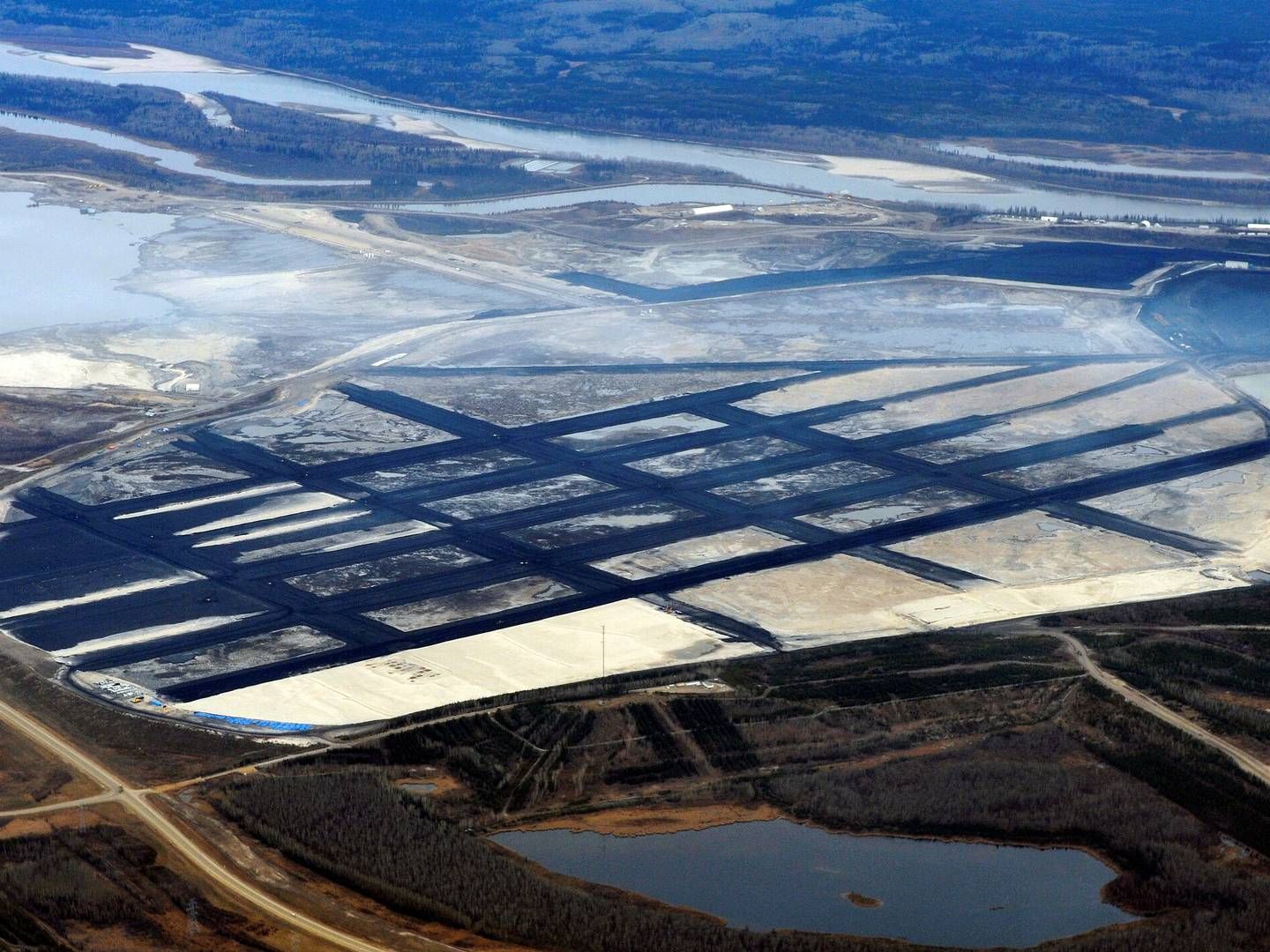 According to environmental experts, oil sand extraction emits up to three times more CO2 than producing the same quantity of conventional crude oil. It also depletes and pollutes freshwater resources and creates toxic waste. | Photo: Todd Korol/Reuters/Ritzau Scanpix