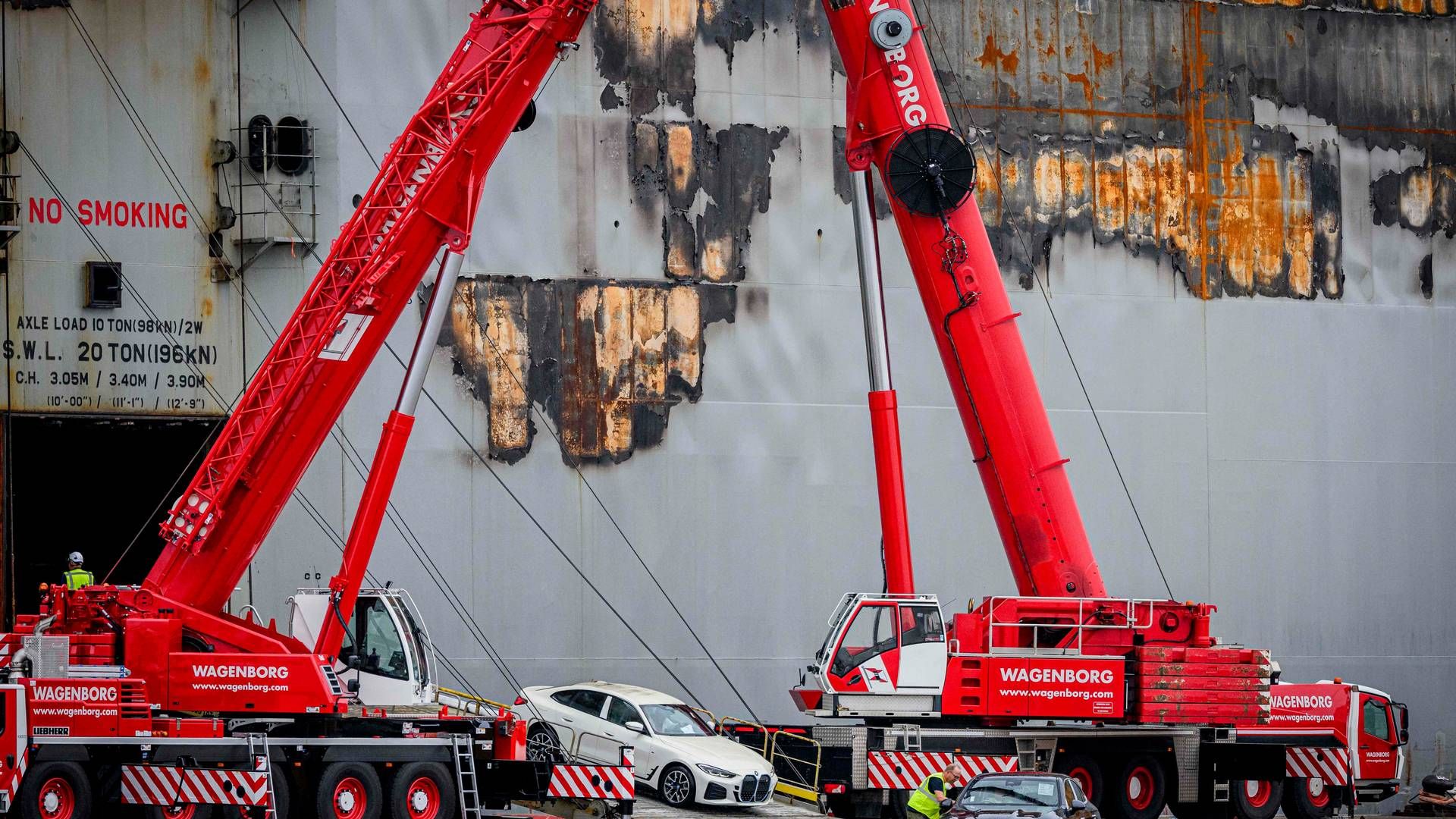 Biler køres af Fremantle Highway, som for nylig brød i brand. | Foto: Emiel Muijderman/AFP/Ritzau Scanpix