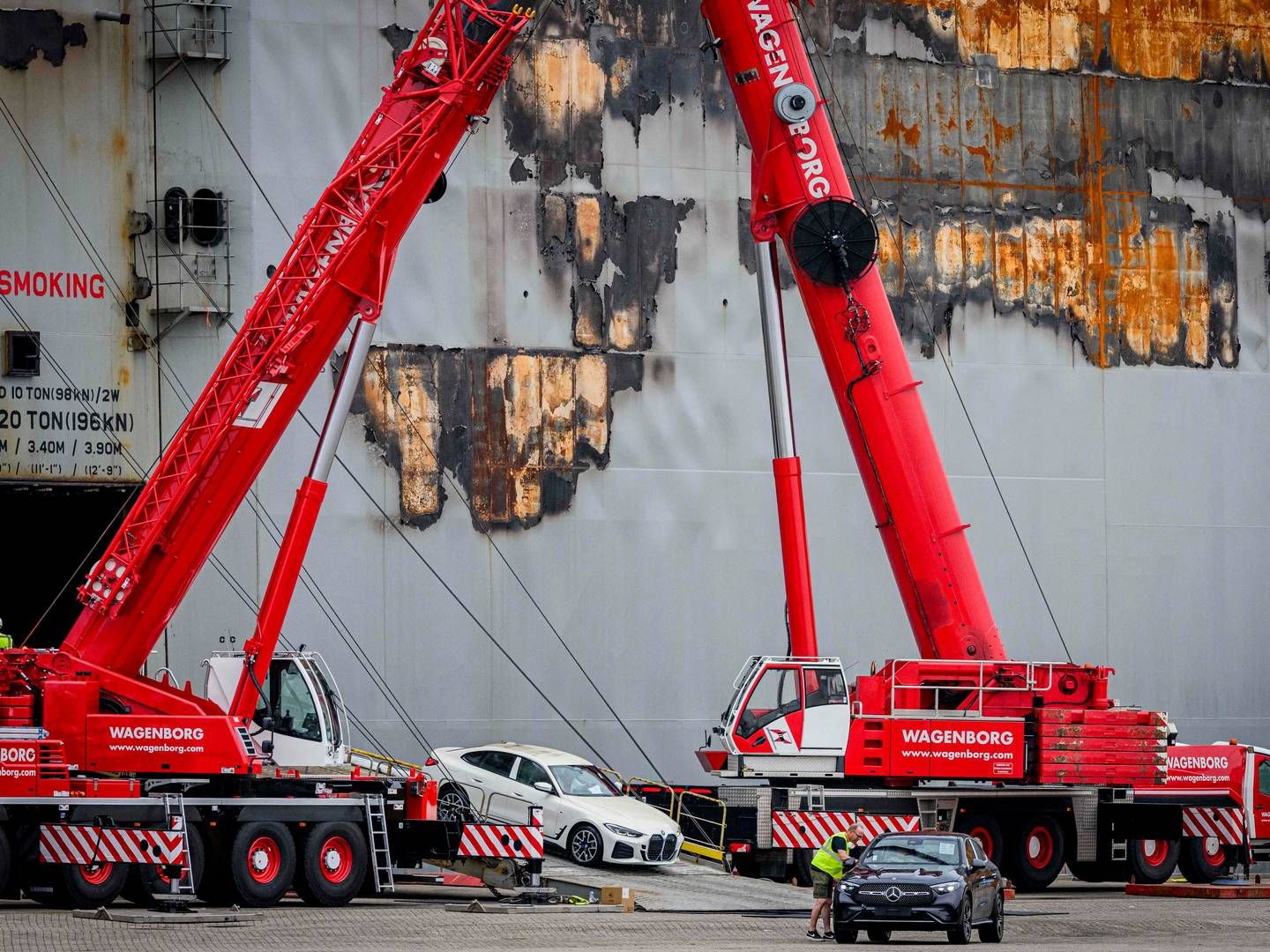 Biler køres af Fremantle Highway, som for nylig brød i brand. | Foto: Emiel Muijderman/AFP/Ritzau Scanpix