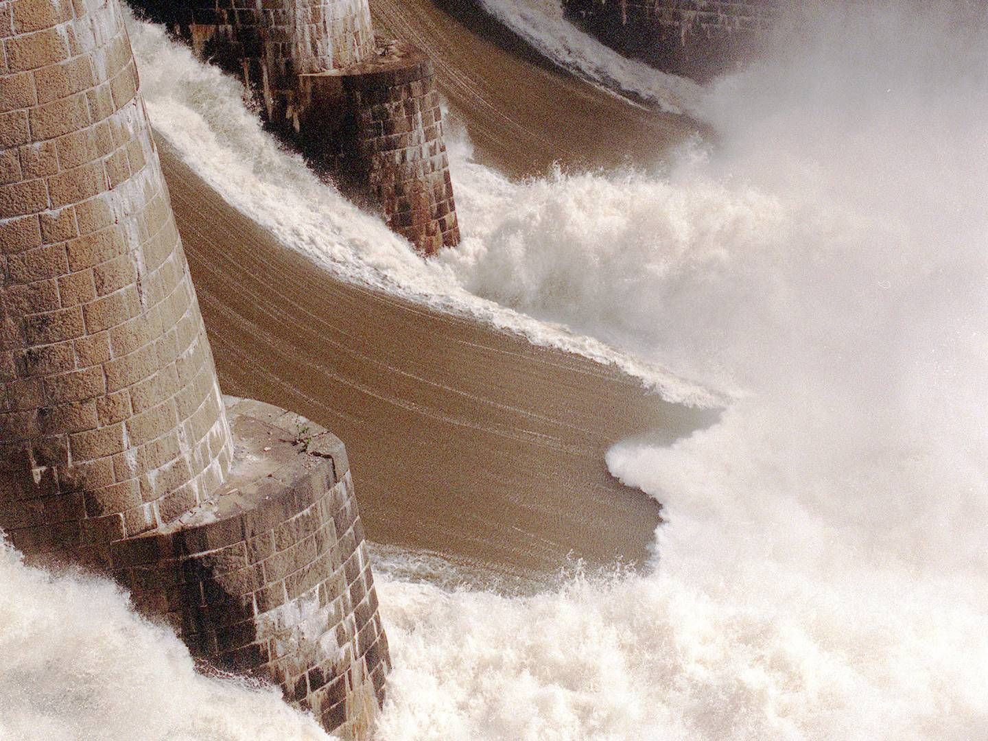 RANT FORBI: Solbergfoss har en slukeevne på 1269 kubikkmeter vann per sekund, men vannføringen var oppe i 3170 m3/s etter ekstremværet Hans. Dermed rant mye av vannet ubrukt forbi vannkraftverket. | Foto: Halvard Alvik, NTB