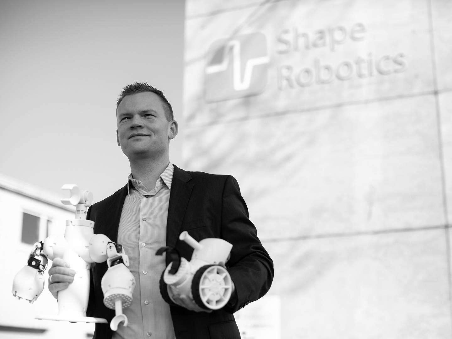 Andre Fehrn, direktør i Shape Roboticsm, med en af Shape Robotics robotter til undervisningsbrug. | Foto: Shape Robotics / Pr