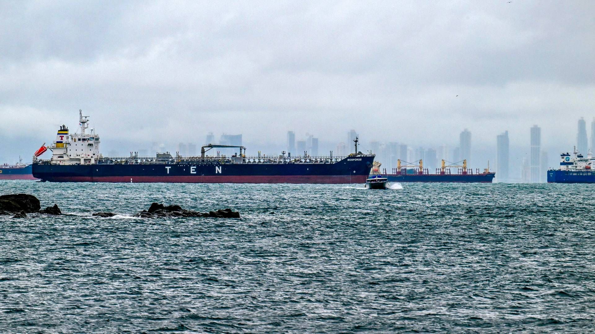 Handelsskibe ligger i kø og venter på at kunne sejle gennem den tørkeramte Panama-kanal.