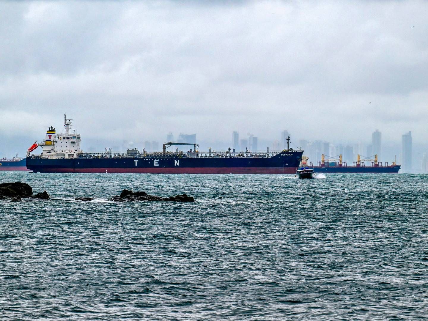 Handelsskibe ligger i kø og venter på at kunne sejle gennem den tørkeramte Panama-kanal.
