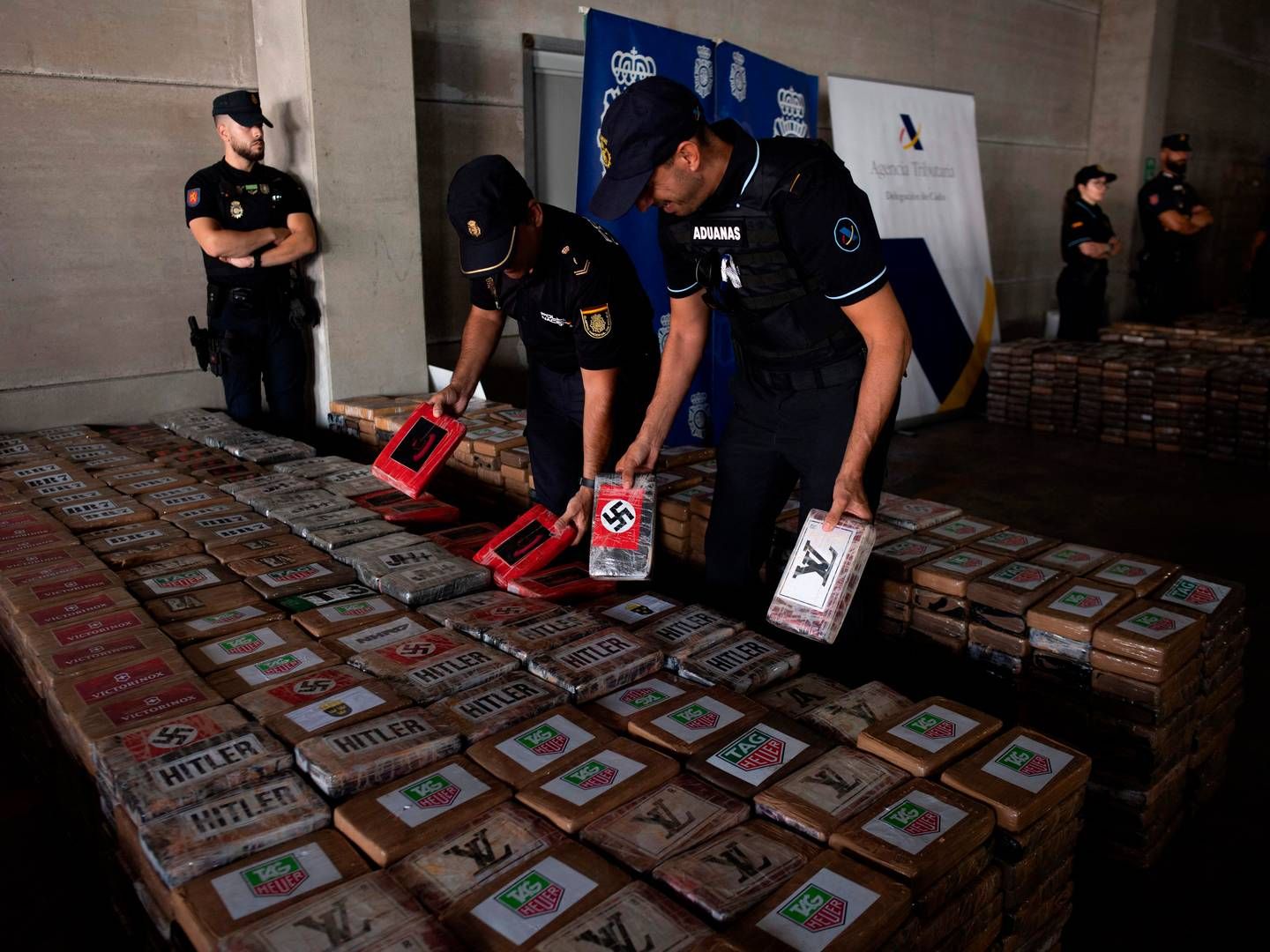 Spansk politi i Algeciras-havnen fandt poserne med kokain mærket med logoer fra de kriminelle organisationer, de skulle leveres til. | Foto: Jorge Guerrero/AFP/Ritzau Scanpix