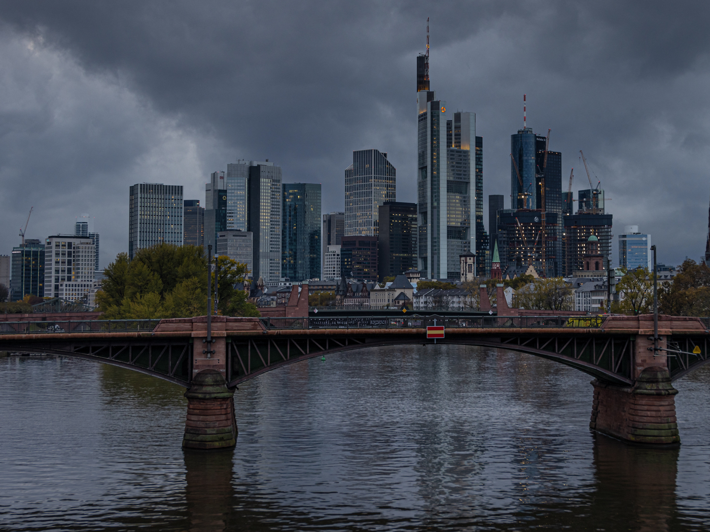 Wolken über den Frankfurter Banken. | Foto: picture alliance / greatif | Florian Gaul