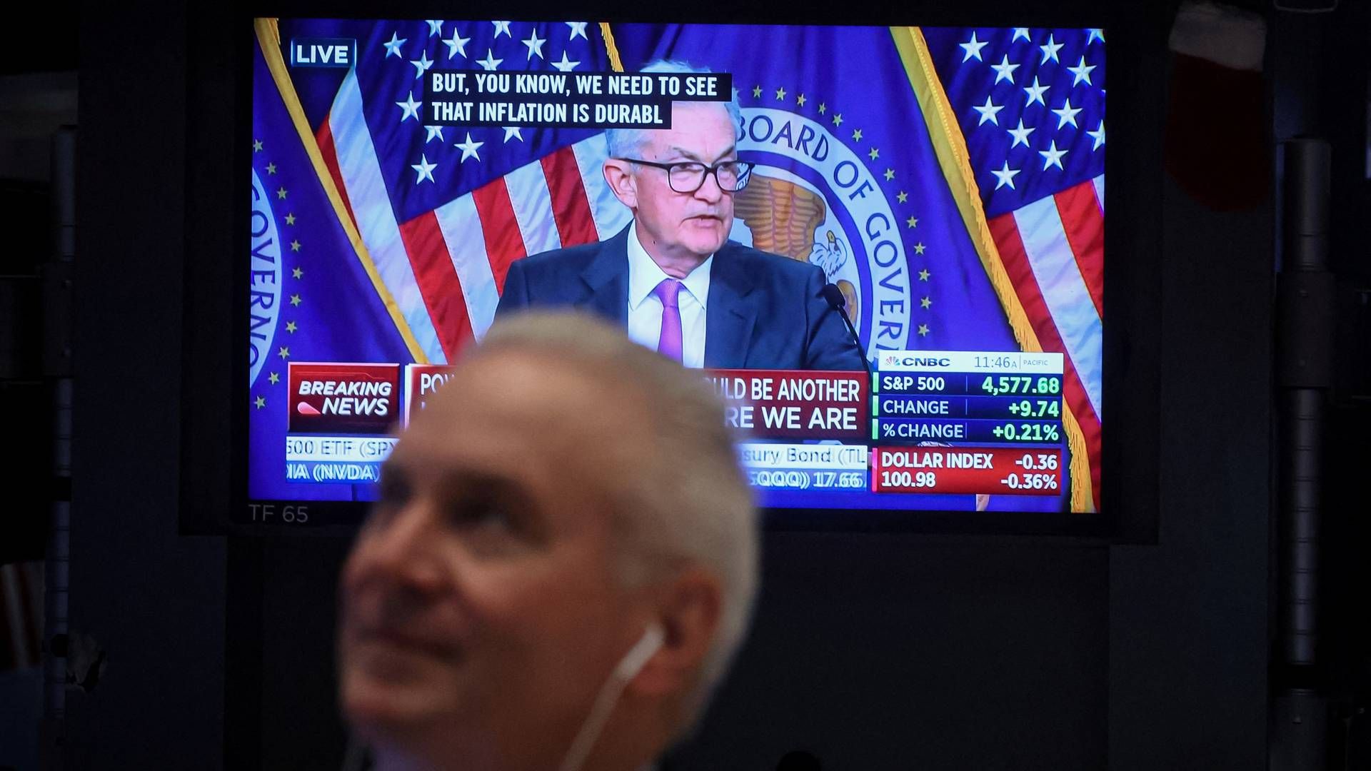 A trader works, as a screen displays a news conference by Federal Reserve Board Chairman Jerome Powell following the Fed rate announcement, on the floor of the New York Stock Exchange (NYSE), July 26, 2023. | Photo: Brendan Mcdermid/Reuters/Ritzau Scanpix