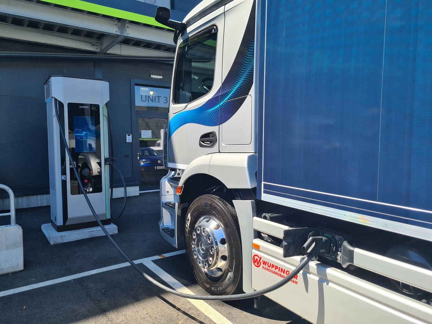 An electric truck recharging. | Photo: Siemens/pr