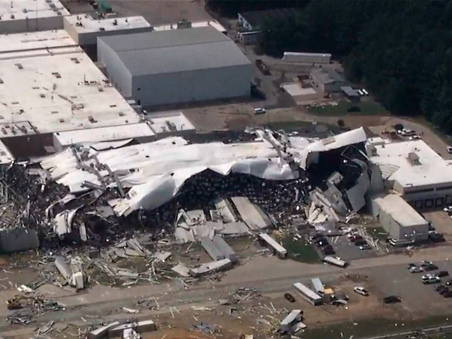 ØDELAGT: Pfizers anlegg i Rocky Mount er ikke sterilt lenger, da en tornado ødela hele varelageret tidligere i sommer. | Foto: WTVD via AP/NTB
