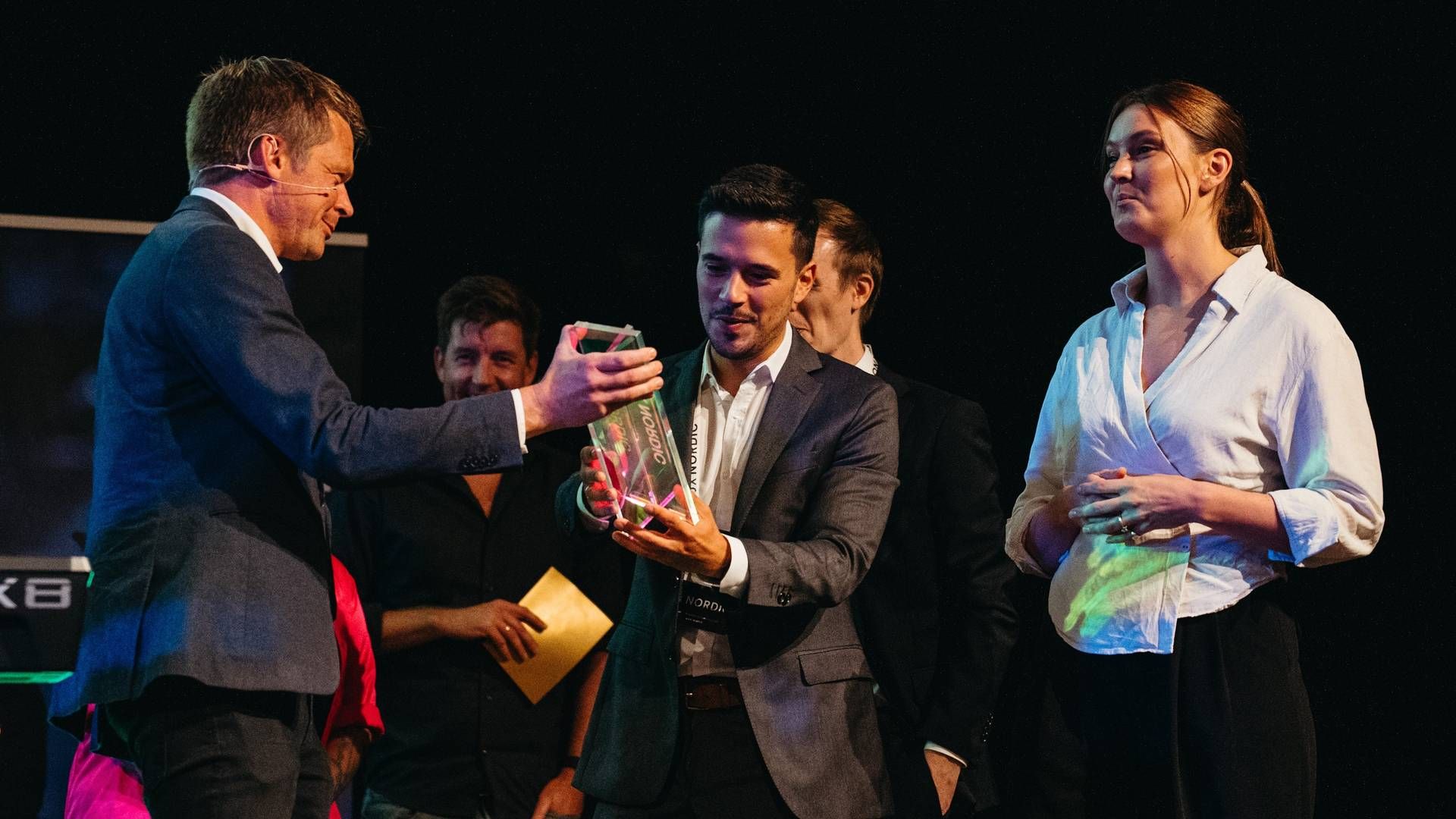 Juryformann Jens Hofman Hansen i UX Nordic Awards deler ut prisen til produktansvarlig Yago Martinez Parrondo i Storebrand sammen med tjenestedesigner Hanna Alderslyst Kongshem i Itera og UX-Designer i Storebrand, Håvard Hammerstrøm. | Foto: Storebrand / PR