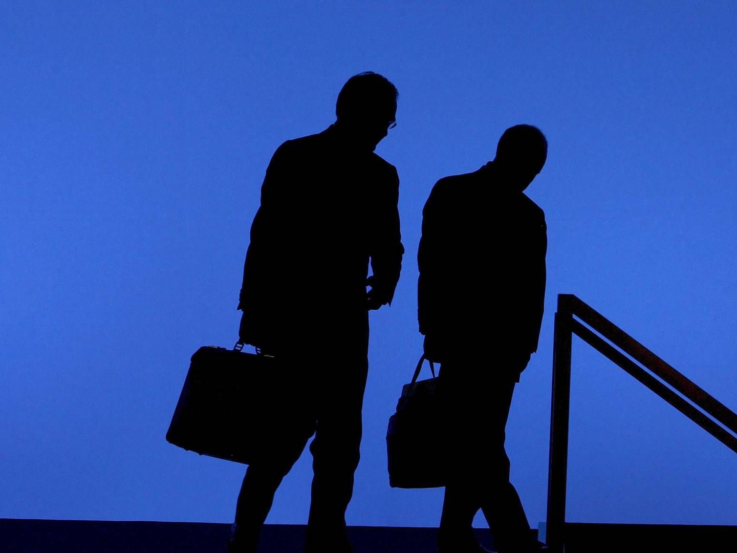 Ein Bild mit Symbolcharakter (April 2009): Der damalige UBS-Vorstands-Chef Peter Kurer (l) und CFO John Cryan, nachdem sie die Entlassung von 8.700 Mitarbeitern angekündigt hatten. | Foto: picture-alliance/ dpa | epa Keystone Kraemer